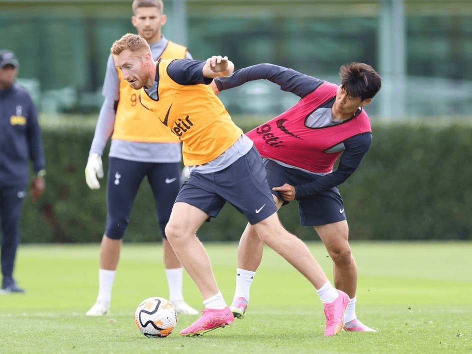 拉菲尼亚无缘最佳阵容，妻子社媒质疑：难道他是篮球运动员？（拉菲尼亚落选最佳阵容，妻子社媒发问：他是打篮球的吗？）