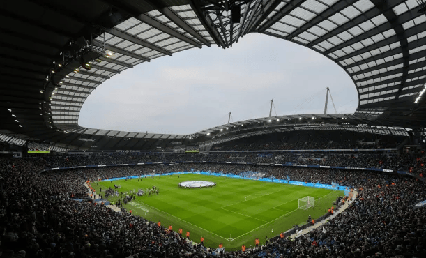 英超第13轮切尔西对阵阿森纳，双方均状态出色，争夺争冠席位，赛果待定。（英超第13轮：切尔西迎战阿森纳，双方状态正佳，力争跻身争冠行列，胜负未明）