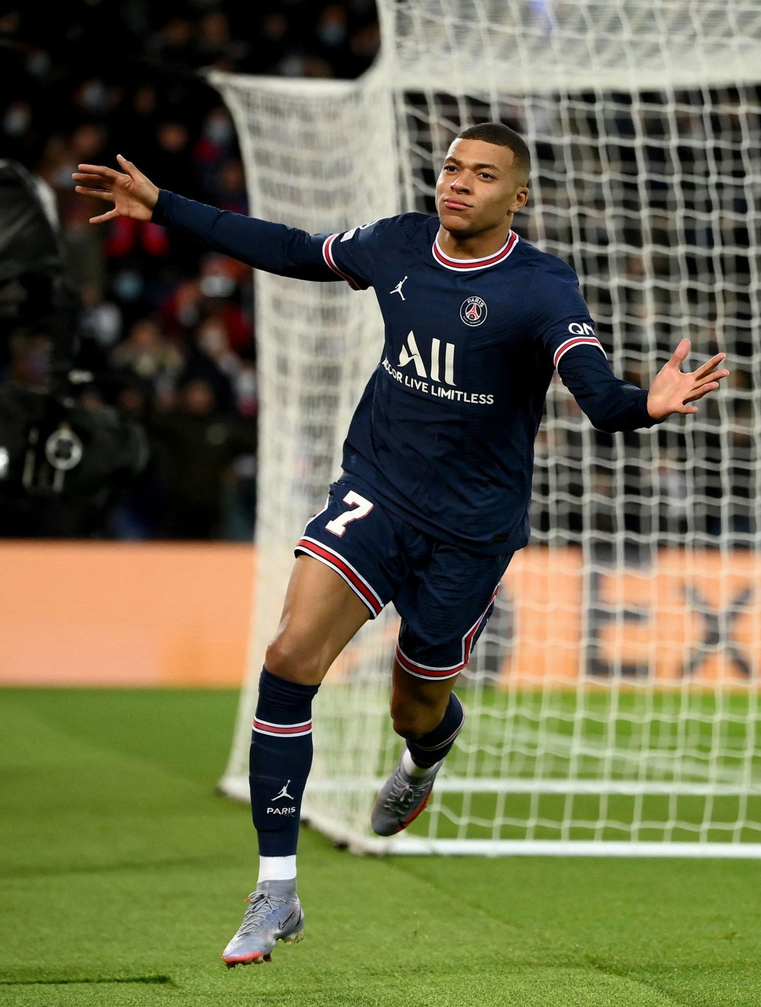 尼克斯击败马刺，每名球员以及主教练将获得530933美元巨款（尼克斯击退马刺，球员与主教练人均可获530,933美元奖金）