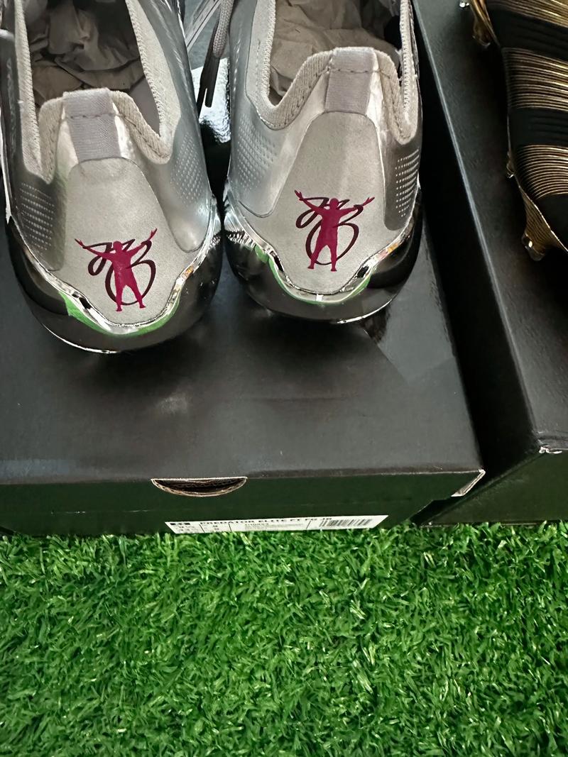 他是申花最被低估的球员，为俱乐部宁愿枯坐板凳，今年只出场一次（申花最被低估的一人，为球队甘当板凳，本赛季仅出场1次）