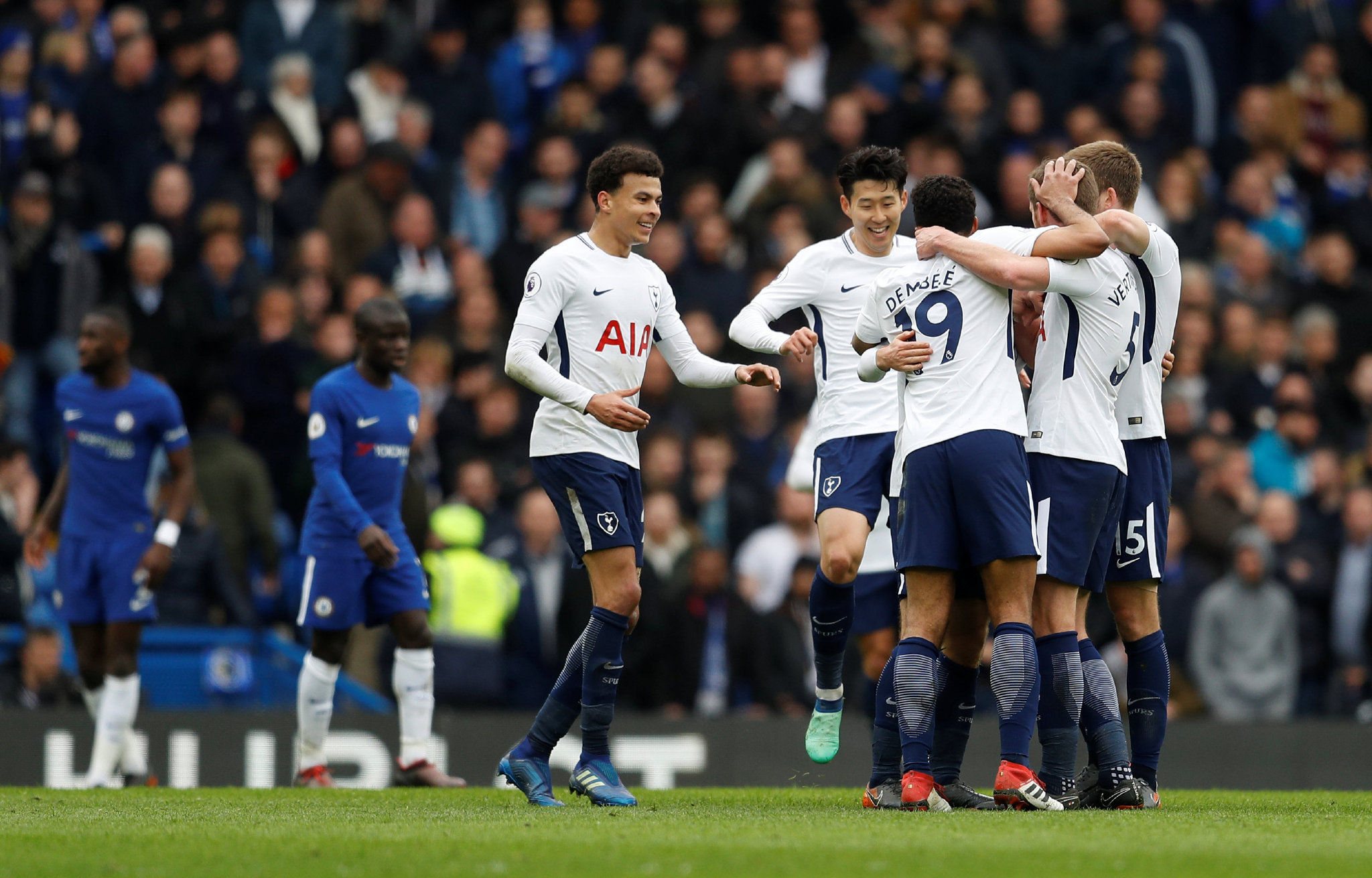 足坛年终大战淘汰赛实时赛况：圆神、魔笛谁能晋级下一轮？（年末足坛淘汰赛现场直击：圆神与魔笛谁将挺进下一轮？）