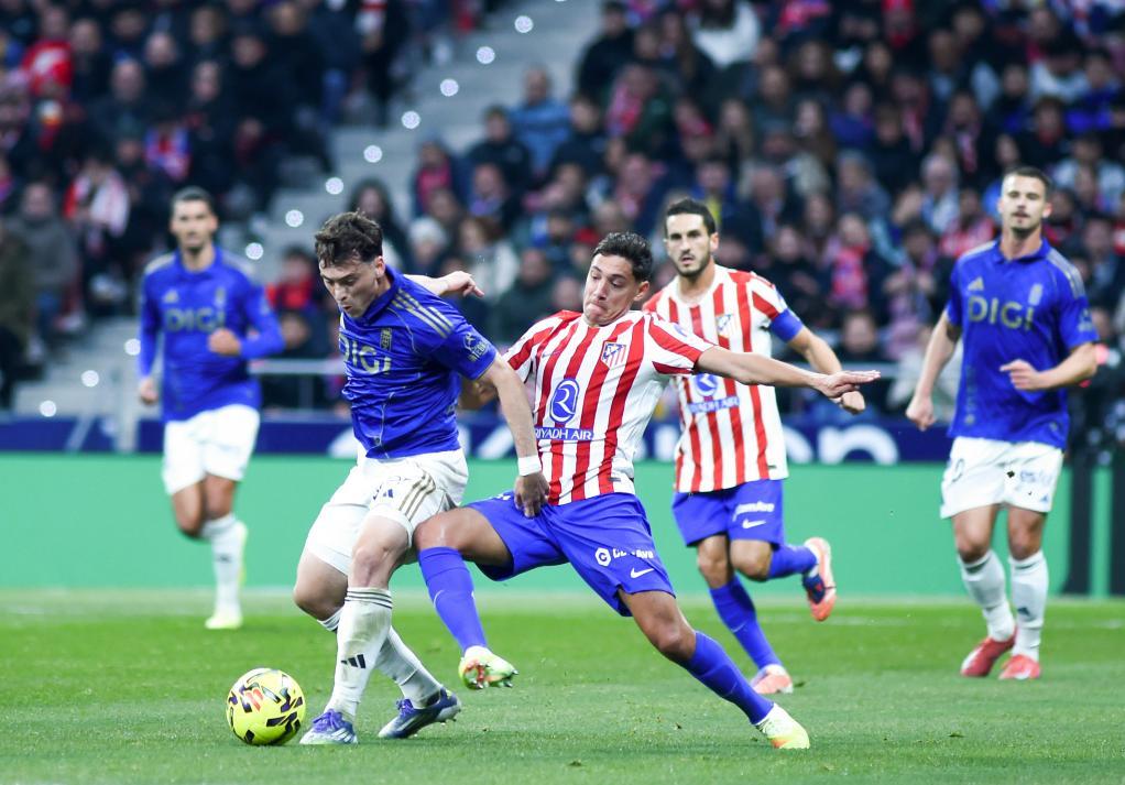 西甲发布冬季新款比赛用球：荧光黄配色，纹理致敬赛车运动（西甲推出冬季版比赛球：荧光黄主色，纹理灵感源自赛车）