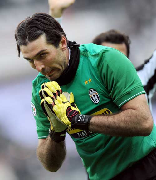 詹姆斯今天罚球14中9 出手数和命中数皆创个人赛季新高（詹姆斯今日罚球14罚9中，出手与命中均创个人赛季新高）